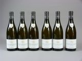 six bouteilles de vin sont alignées dans une rangée