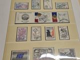 une photo d'une photo d'une collection de timbres exposée