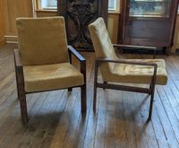 Paire de fauteuils en bois naturel mouluré, travail Scandina… (photo 2)
