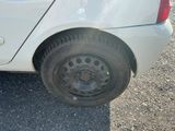 une voiture blanche qui a un pneu crevé