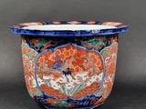 un vase orange et bleu orné d'un motif représentant un dragon