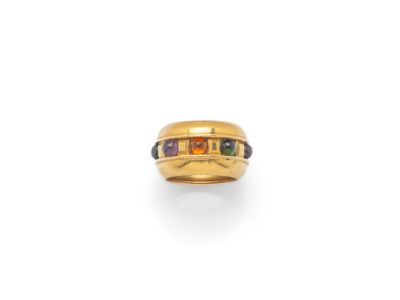 une bague en or 18 carats sertie de pierres multicolores