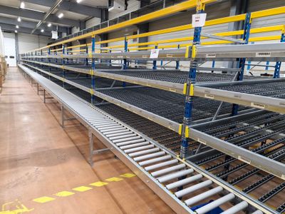 un grand entrepôt rempli d'innombrables rayonnages