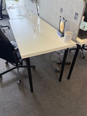 un bureau avec deux chaises et un ordinateur portable dessus