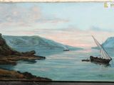 un tableau représentant un bateau sur l'eau, avec une montagne en arrière-plan