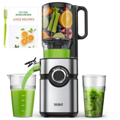 une photo d'un mixeur rempli de fruits et de légumes à côté d'un verre de jus