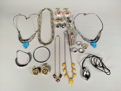 de nombreux colliers et bracelets disposés sur une table