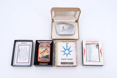 une boîte contenant un briquet, un étui à briquet et un briquet