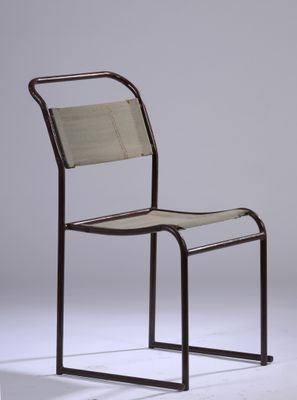une image représentant une chaise en métal avec une assise et un dossier en cuir