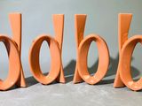 trois lettres orange qui forment le mot « dob »
