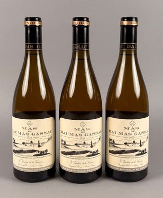 trois bouteilles de vin posées sur une table l'une à côté de l'autre