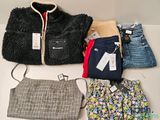 une pile de vêtements posée sur une table