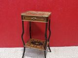 table d'appoint miniature pour maison de poupées, avec un tiroir et un autre tiroir posé dessus