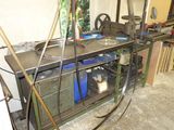 une photo d'un établi avec beaucoup d'outils dessus
