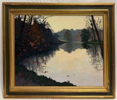 une peinture à l'huile représentant une rivière avec des arbres en arrière-plan