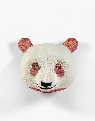 une tête de panda blanc et de panda roux accrochée à un mur blanc