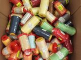 de nombreuses bobines de fil dans une boîte marron