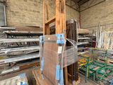 Il y a de nombreux types de métaux et de bois différents dans cet entrepôt