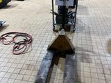 une photo d'un chariot élévateur dans un garage