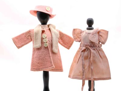 deux mannequins vêtus de vêtements roses et portant un chapeau rose