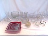 de nombreux objets en verre de toutes sortes posés sur une table recouverte d'une nappe blanche