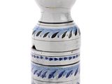 une image représentant un vase bleu et blanc sur lequel figure un nom