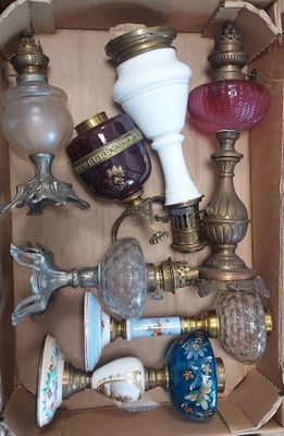 une boîte remplie d'objets anciens en verre
