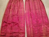 un pantalon rose posé sur une table