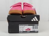 une paire de chaussures roses posée sur une boîte noire
