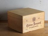 une boîte en bois posée sur une table
