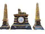 deux statues, dont l'une est une horloge et l'autre représente un chien