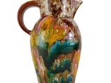 un vase muni d'une anse et orné d'un motif coloré