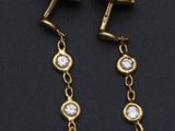 une paire de boucles d'oreilles en or serties de diamants
