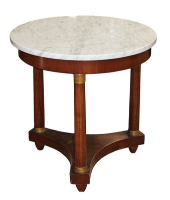 une table ronde au plateau en marbre, avec des pieds et un piètement en bois