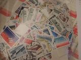 une pile de timbres posée sur une table