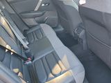 a seat belt in the back of a car