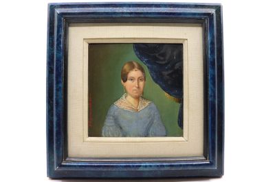 tableau représentant une femme en robe bleue, dans un cadre bleu