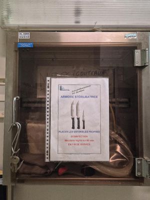 une pancarte sur la porte d'un four professionnel