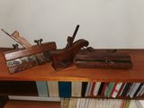 deux avions posés sur une étagère à côté d'une bibliothèque