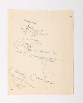 un vieux morceau de papier sur lequel on a écrit, posé sur une table