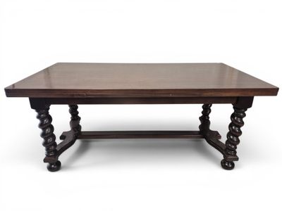 une vieille table avec un plateau et un piètement en bois
