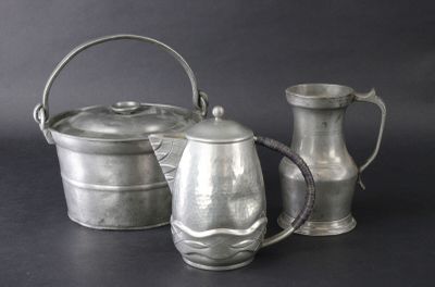 Lot de 3 étains: - porte-diner ??? à Avallon. Diam. 20 cm - Photo 1