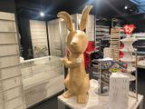 une statue de lapin exposée dans un magasin
