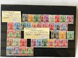 une photo d'une collection de timbres accrochée au mur