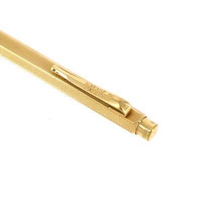 une image représentant un stylo posé à plat sur une surface blanche