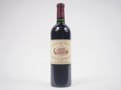 la bouteille de vin est posée sur une surface blanche