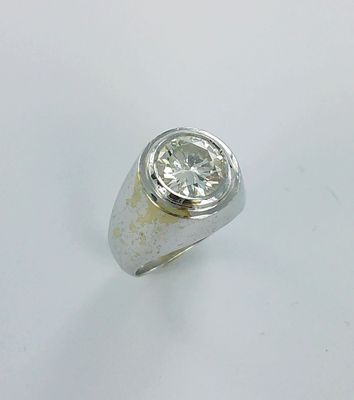 une image d'une bague en diamant sur une surface blanche