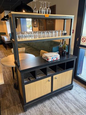 un casier à vin sur lequel sont posés des verres à vin