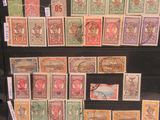 de nombreux timbres exposés sur une étagère