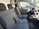 l'intérieur d'une voiture dont les sièges avant sont rabattus